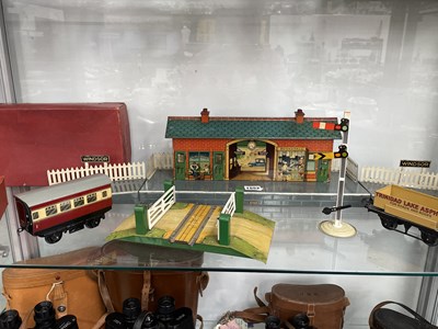 Lot 1552 - A Hornby 'Windsor' station platform, boxed 0...