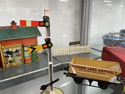 Lot 1552 - A Hornby 'Windsor' station platform, boxed 0...