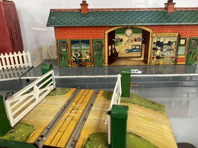 Lot 1552 - A Hornby 'Windsor' station platform, boxed 0...
