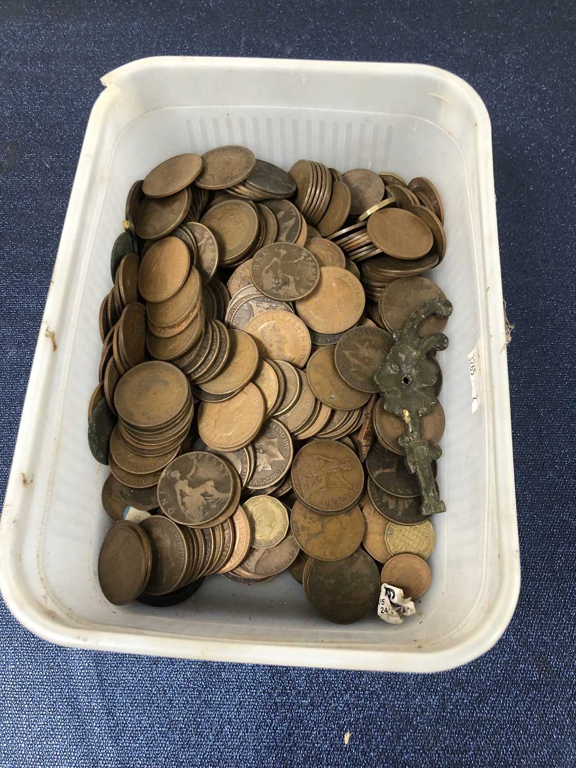 Lot 1093 - A large quantity of vintage GB pennies.