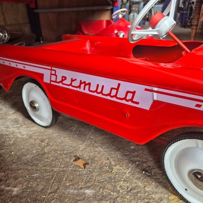 Lot 1406 - A vintage Tri-Ang Bermuda, tin plate pedal car.