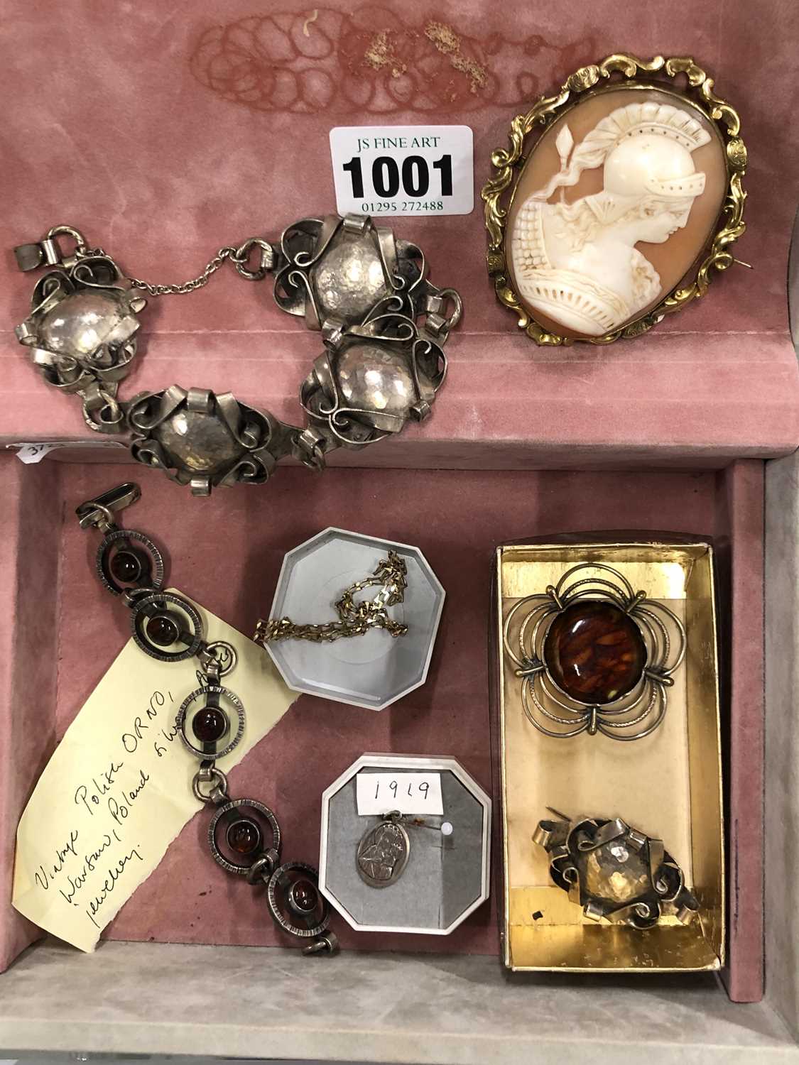 Lot 1001 - An antique oval portrait cameo brooch...
