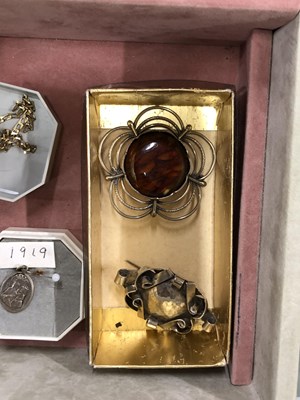 Lot 1001 - An antique oval portrait cameo brooch...