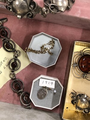 Lot 1001 - An antique oval portrait cameo brooch...