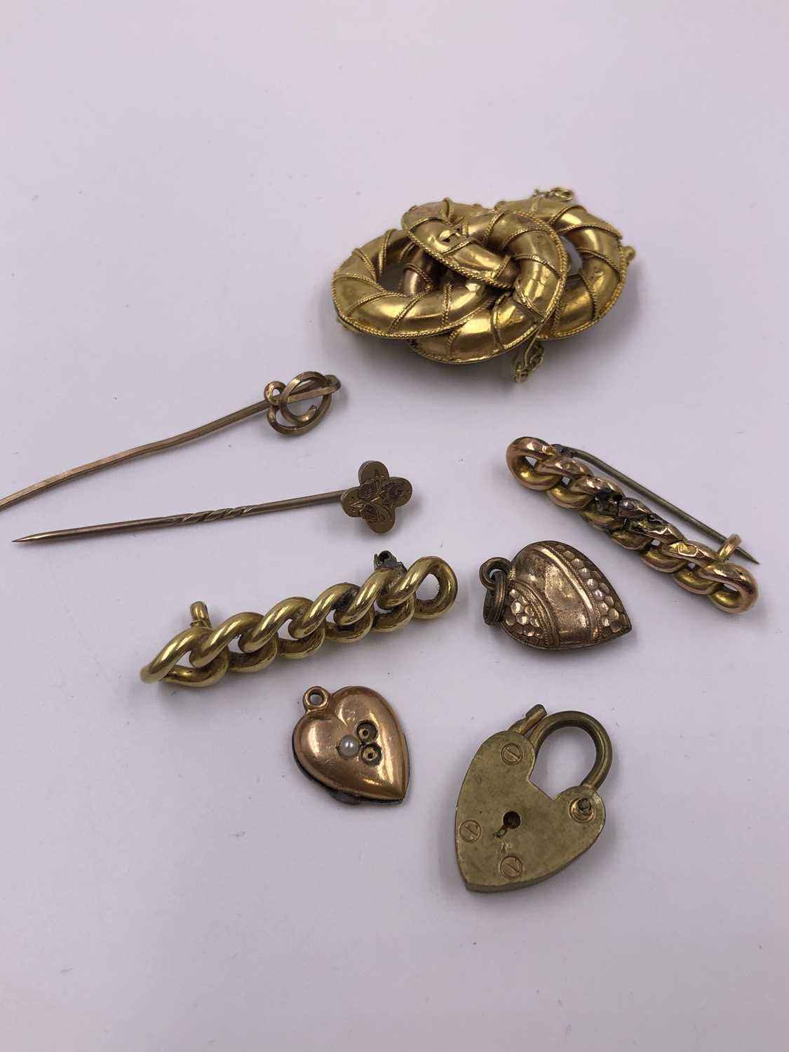 Lot 1026 - Jewellery to include a 9ct hallmarked gold...