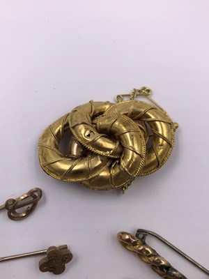 Lot 1026 - Jewellery to include a 9ct hallmarked gold...