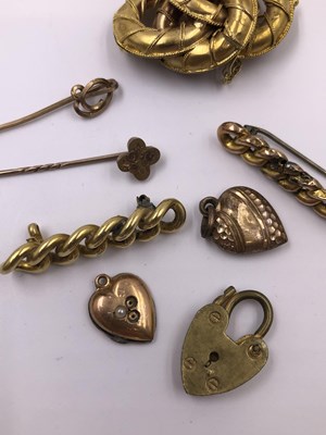 Lot 1026 - Jewellery to include a 9ct hallmarked gold...