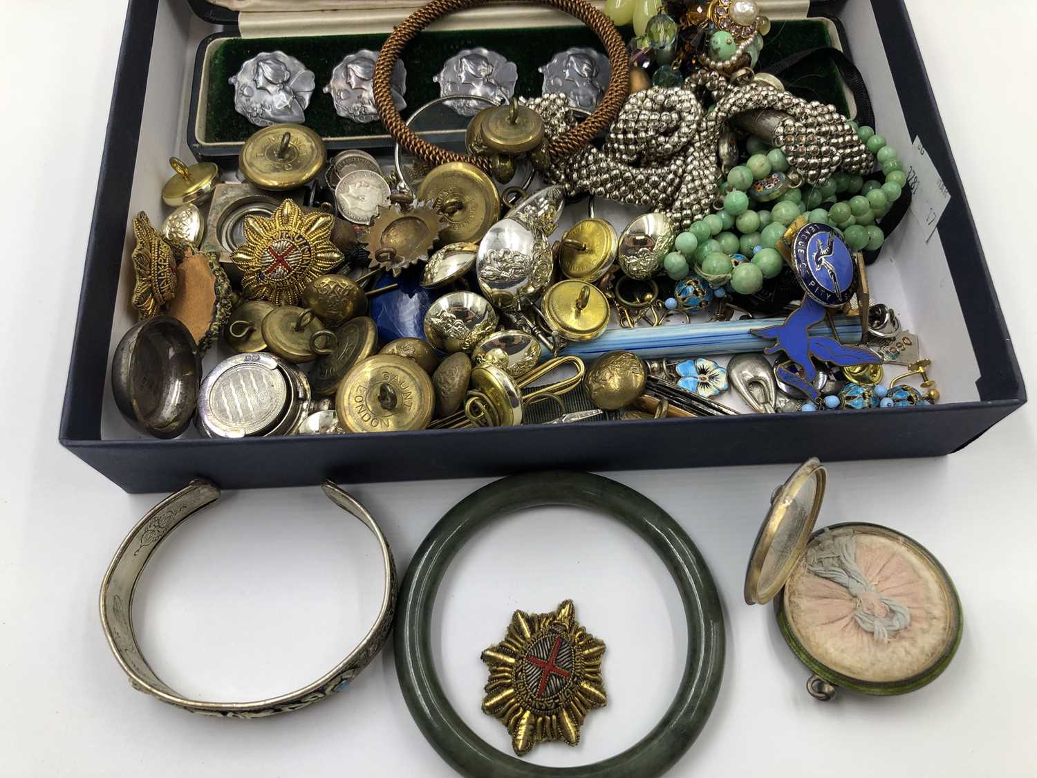 Lot 1033 - A selection of antique and vintage jewellery...