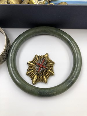 Lot 1033 - A selection of antique and vintage jewellery...