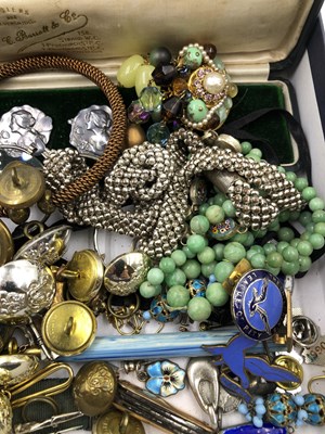Lot 1033 - A selection of antique and vintage jewellery...