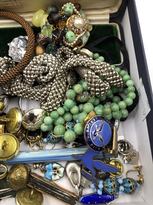 Lot 1033 - A selection of antique and vintage jewellery...