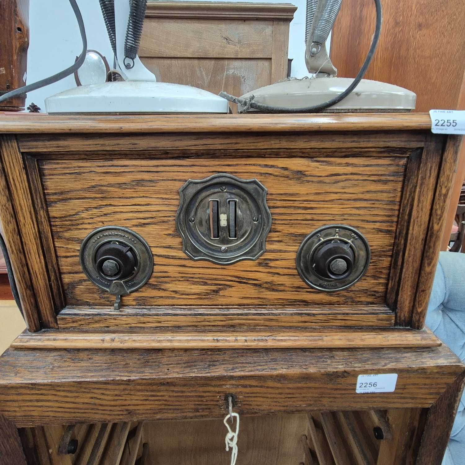 Lot 2255 - A 1940s-style radio.