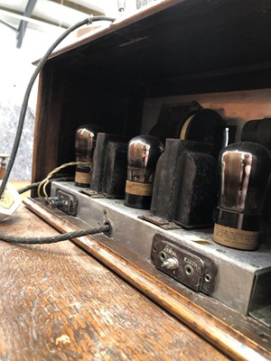 Lot 2255 - A 1940s-style radio.