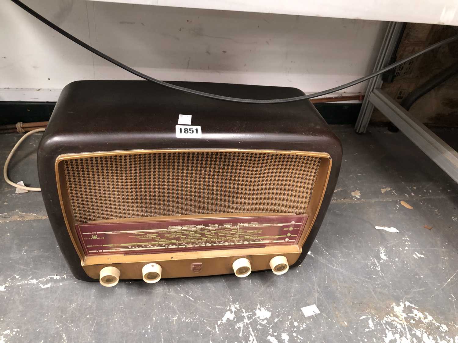 Lot 1851 - A Phillips brown bakelite radio