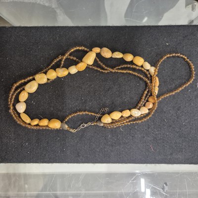 Lot 1054 - Jewellery and collectables, including brooches,...