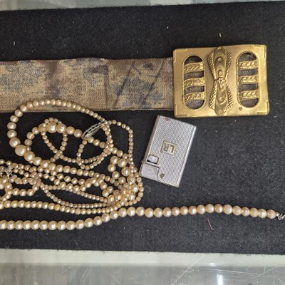 Lot 1054 - Jewellery and collectables, including brooches,...