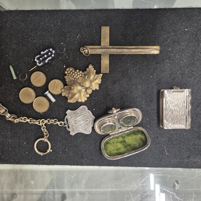 Lot 1054 - Jewellery and collectables, including brooches,...