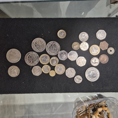 Lot 1054 - Jewellery and collectables, including brooches,...