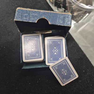 Lot 1054 - Jewellery and collectables, including brooches,...