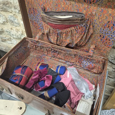 Lot 1054 - Jewellery and collectables, including brooches,...