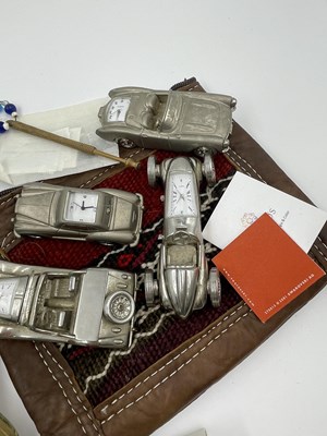 Lot 1054 - Jewellery and collectables, including brooches,...