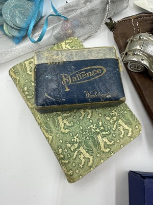 Lot 1054 - Jewellery and collectables, including brooches,...