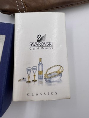 Lot 1054 - Jewellery and collectables, including brooches,...