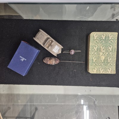 Lot 1054 - Jewellery and collectables, including brooches,...