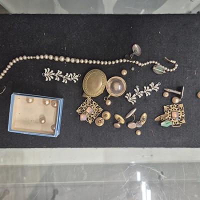 Lot 1054 - Jewellery and collectables, including brooches,...