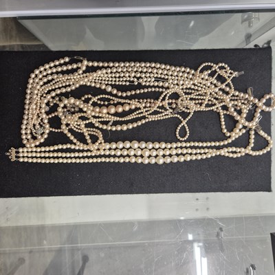 Lot 1054 - Jewellery and collectables, including brooches,...