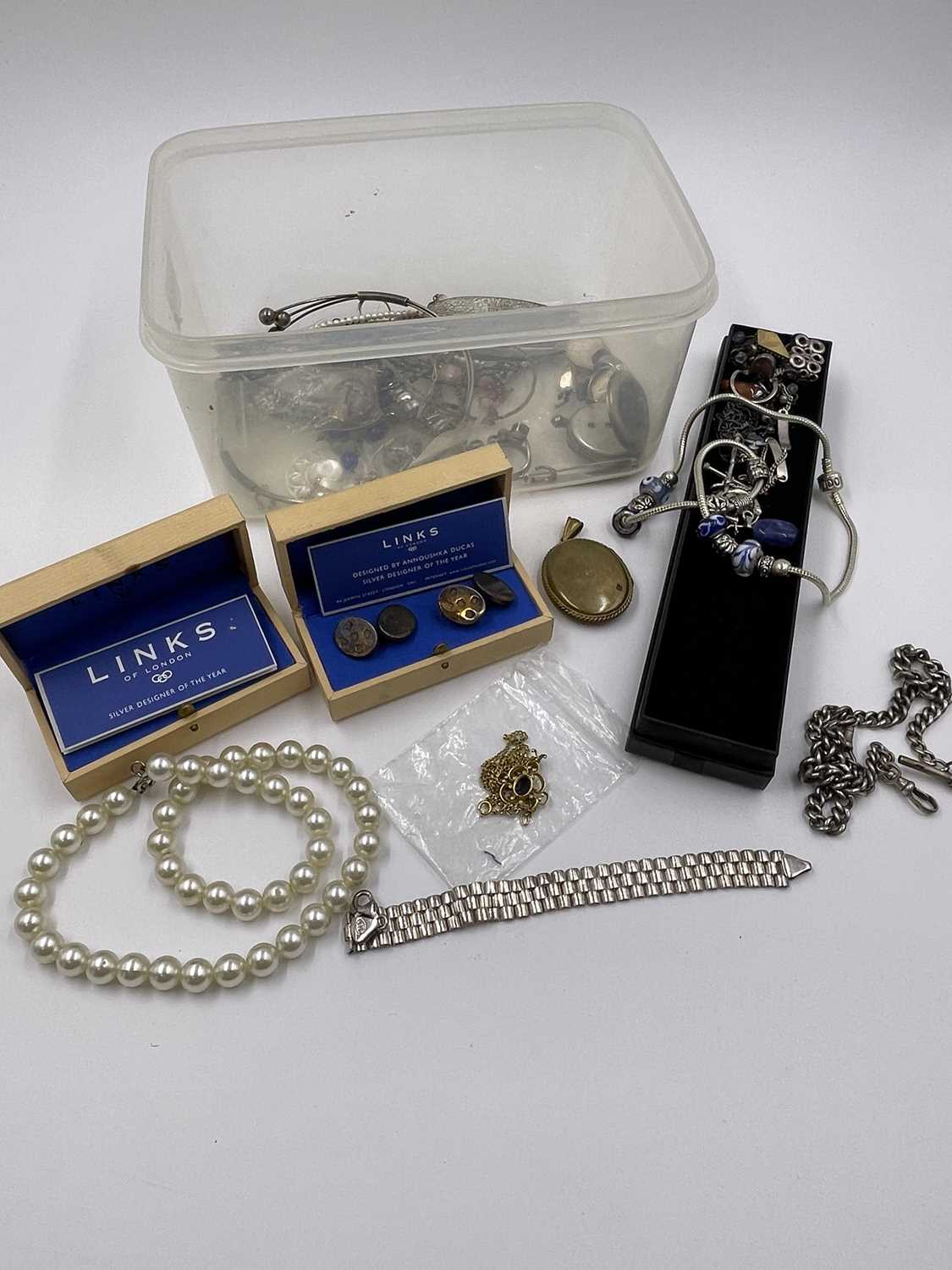 Lot 1058 - Jewellery to include a 9ct hallmarked gold...