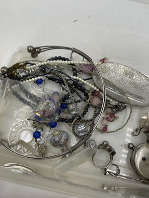 Lot 1058 - Jewellery to include a 9ct hallmarked gold...