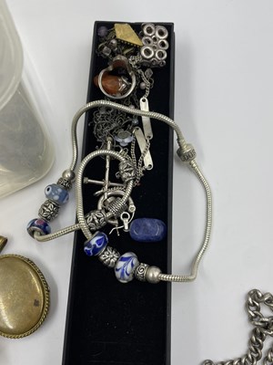 Lot 1058 - Jewellery to include a 9ct hallmarked gold...