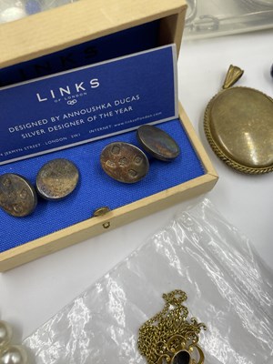 Lot 1058 - Jewellery to include a 9ct hallmarked gold...