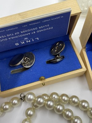 Lot 1058 - Jewellery to include a 9ct hallmarked gold...