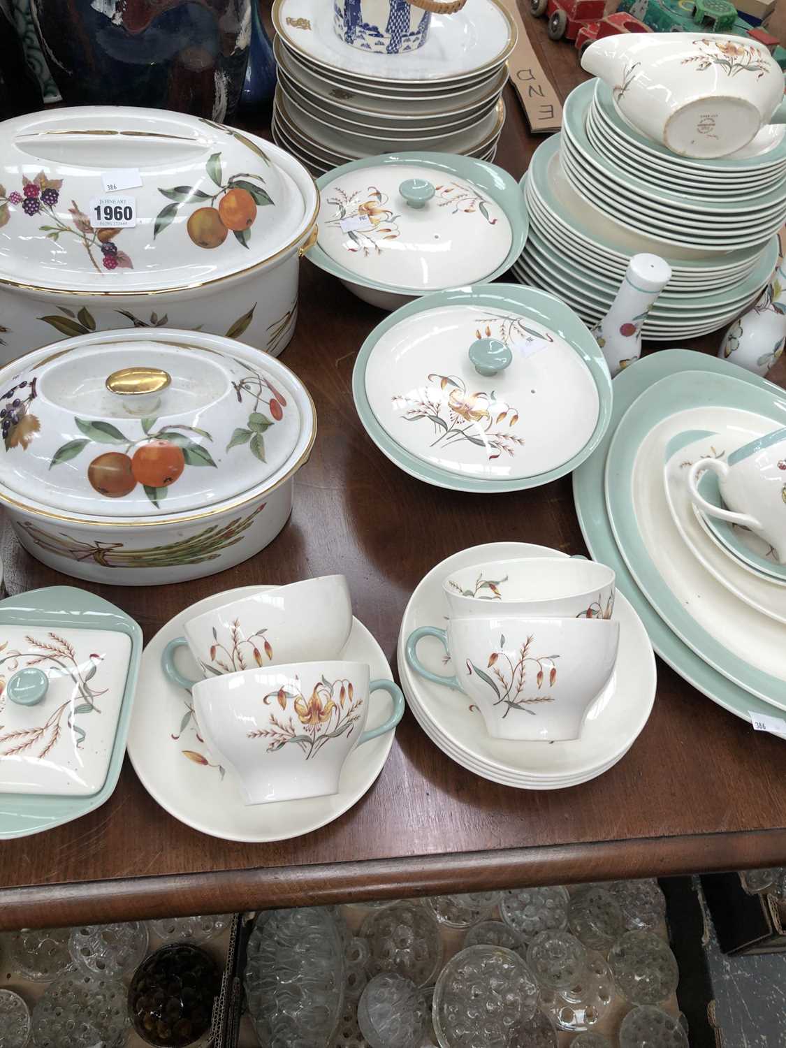 Lot 1960 - Worcester Evesham Vale wares together with a...