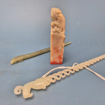 Lot 202 - A Chinese nephrite jade hair pin, the spiral...
