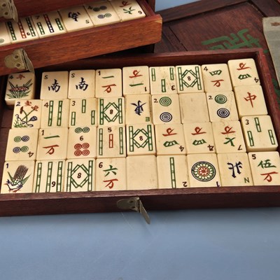 Lot 238 - A cased bone and bamboo mahjong set