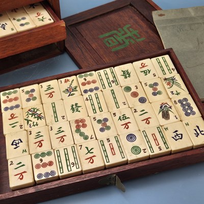 Lot 238 - A cased bone and bamboo mahjong set