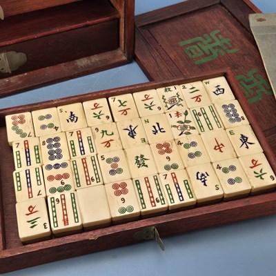 Lot 238 - A cased bone and bamboo mahjong set