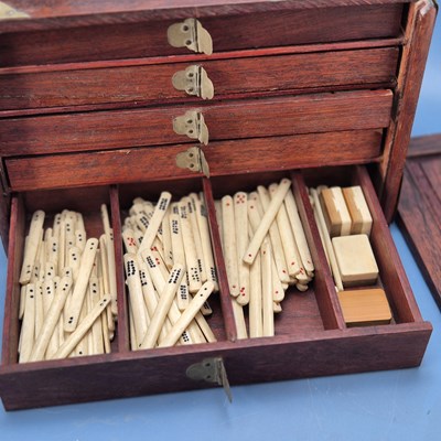 Lot 238 - A cased bone and bamboo mahjong set