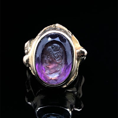 Lot 3 - A purple gemset carved portrait cameo ring....
