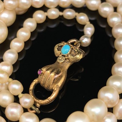 Lot 12 - A Georgian 18ct gold hand clasp fitted with a...