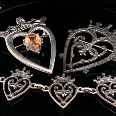 Lot 13 - A trio of Luckenbooth jewellery, including a...