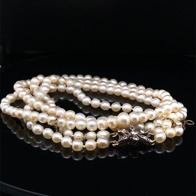 Lot 17 - A vintage double-strand graduated cultured...