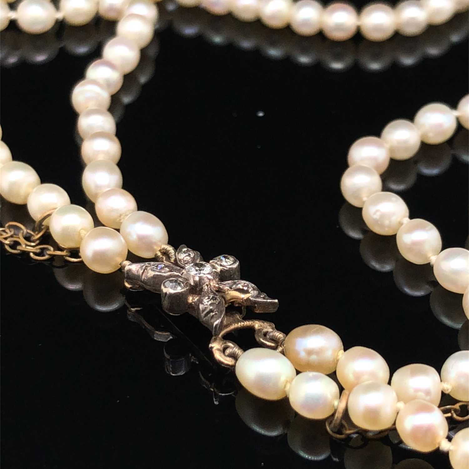 Lot 17 - A vintage double-strand graduated cultured...
