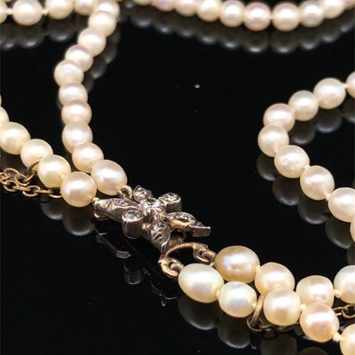 Lot 17 - A vintage double-strand graduated cultured...