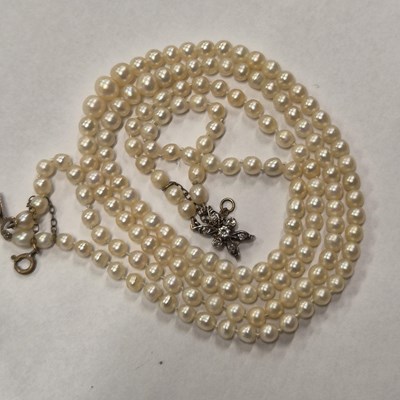 Lot 17 - A vintage double-strand graduated cultured...