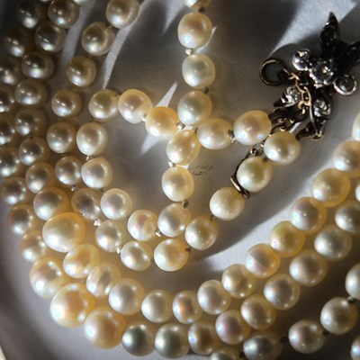 Lot 17 - A vintage double-strand graduated cultured...