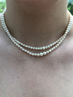 Lot 17 - A vintage double-strand graduated cultured...